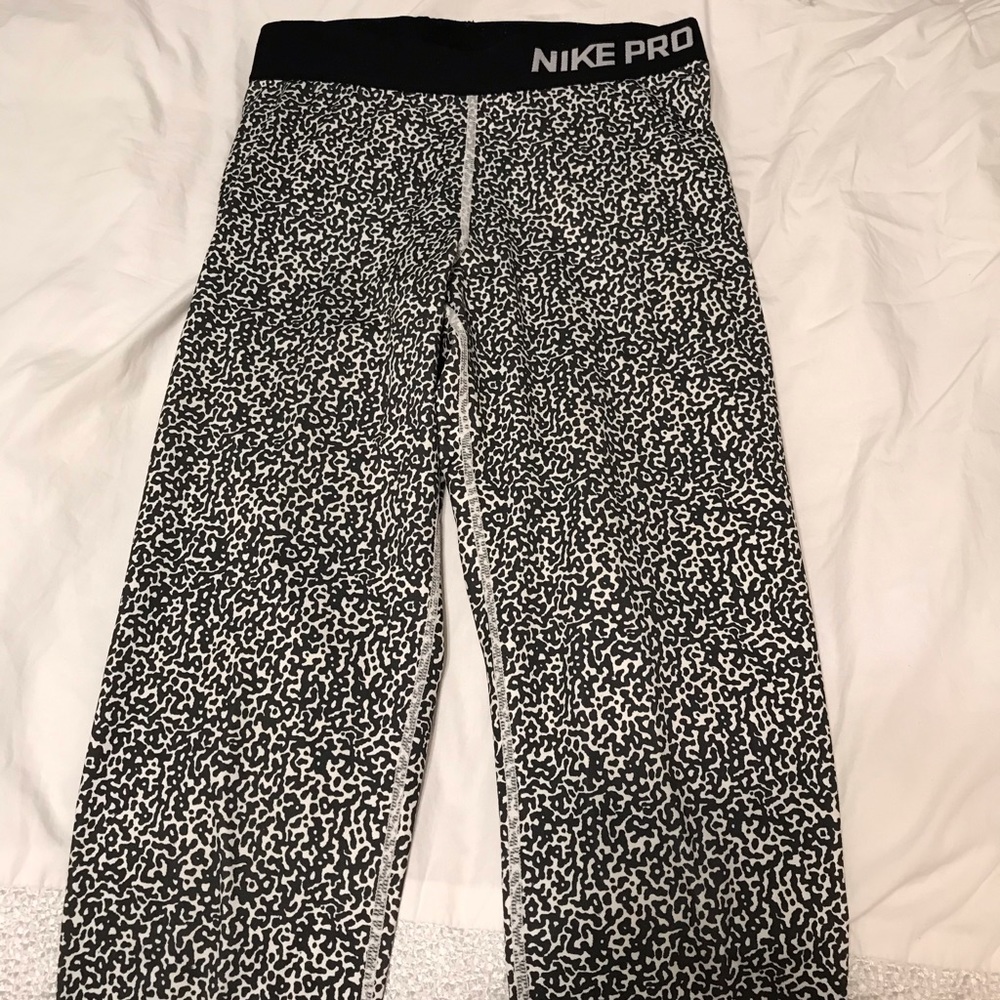 Black and white printed Nike leggings small